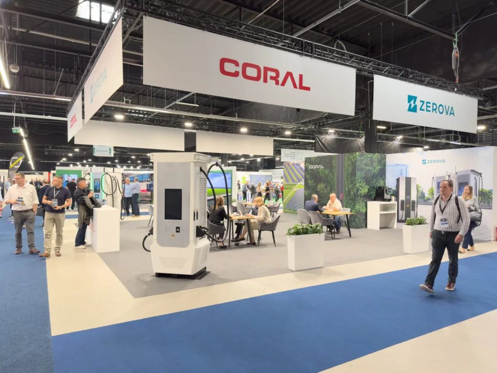 Prace montażowe zespołu CORAL na dachu obiektu komercyjnego